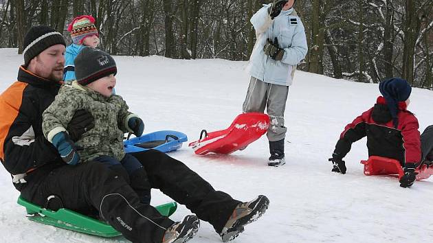 Víkendový sníh udělal radost dětem. Méně štastní z něj byli ti, kteří jej museli odklízet