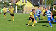 26. kolo krajského přeboru: FK Okula Nýrsko (modří) - TJ Jiskra Domažlice B (žlutí) 0:4 (0:2).