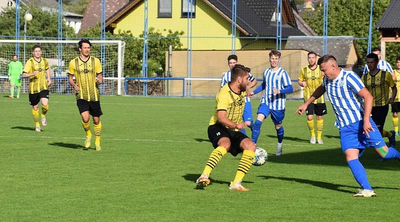 26. kolo krajského přeboru: FK Okula Nýrsko (modří) - TJ Jiskra Domažlice B (žlutí) 0:4 (0:2).