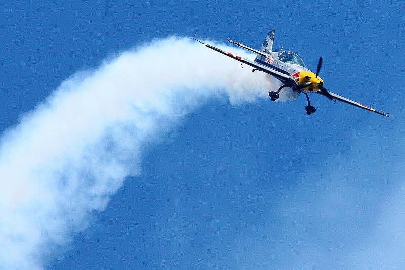 Martin Šonka - mistr světa Red Bull Air Race 2018 - akrobatické vystoupení - Den ve vzduchu Plasy 2022