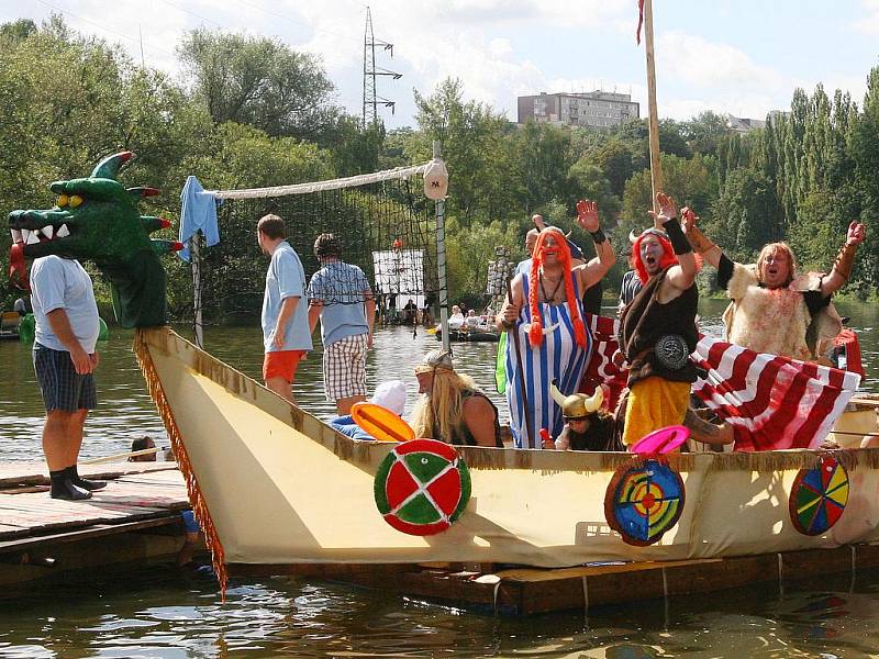 Při tradiční recesistické akci se na řece objevily nejrůznější plavidla.