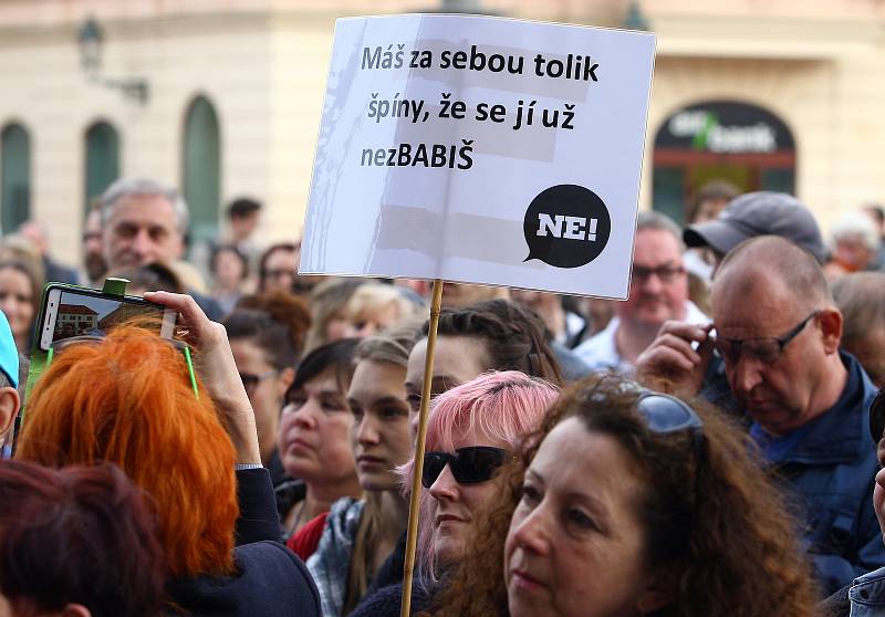 Na plzeňském náměstí Republiky v pondělí protestovali lidé proti současné vládě Andreje Babiše.