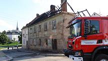 Na domě v Lochotínské ulici na Roudné museli hasiči po požáru strhnout prohořelý štít a část krovu.