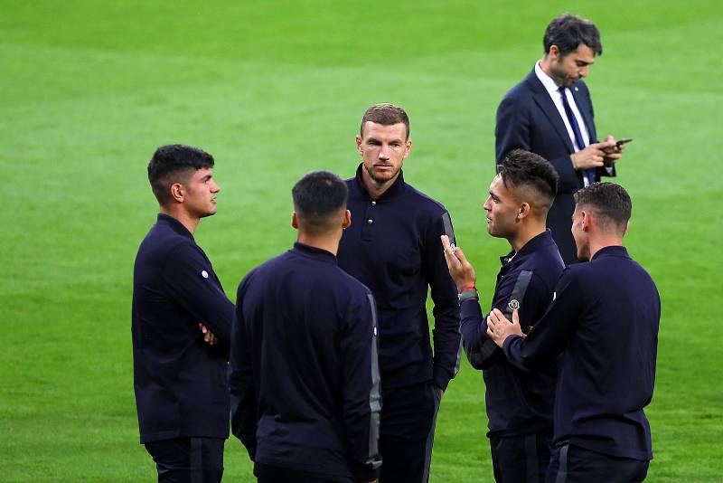 Hráči Interu Milán si místo tréningu pouze prohlédli stadion Viktorky ve Štruncových sadech. Někteří se pak i podepsali mladým fotbalistům.