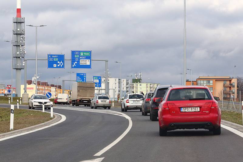 Košutka - Regensburská ulice, konec okruhu, okružní křižovatka u Globusu