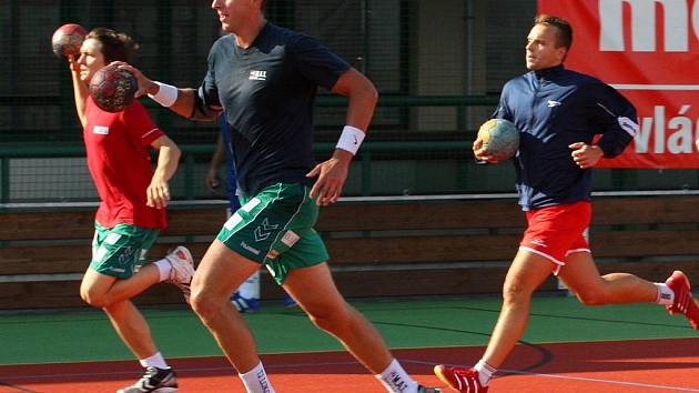 Házenkáři Lokomotivy Plzeň vstoupili do druhého týdne poslední fáze přípravy na extraligu. V zápřahu jsou tak v těchto dnech také (zleva) Petr Vinkelhöfer, kapitán Vojtěch Šik a košutecká posila Michal Liška.