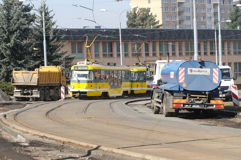 Rekonstrukce tramvajové tratě ve Skvrňanech.