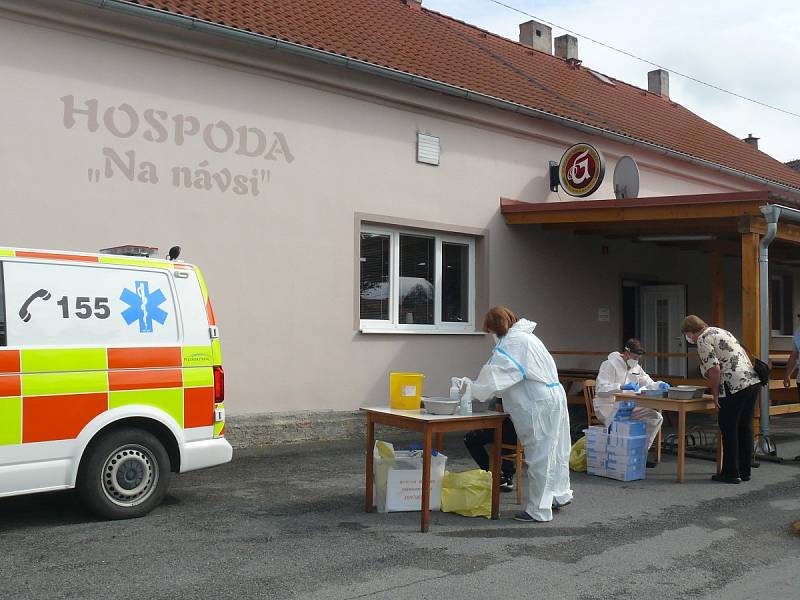 Plošné testování obyvatel Nové Vsi na jižním Plzeňsku na COVID-19.