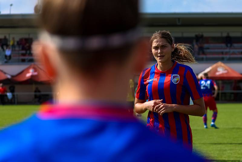 5. kolo 1. ligy žen: FC Viktoria Plzeň (na snímku fotbalistky v červenomodrých dresech) - AC Sparta Praha 1:3 (0:1).