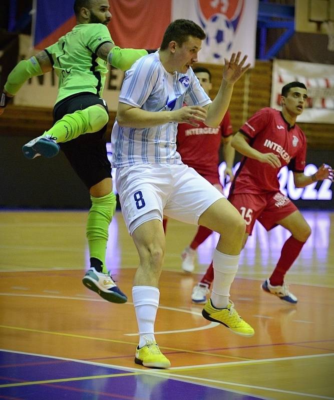 Chrudim (v červeném) - Interobal Plzeň, 1. finále futsalového play-off.