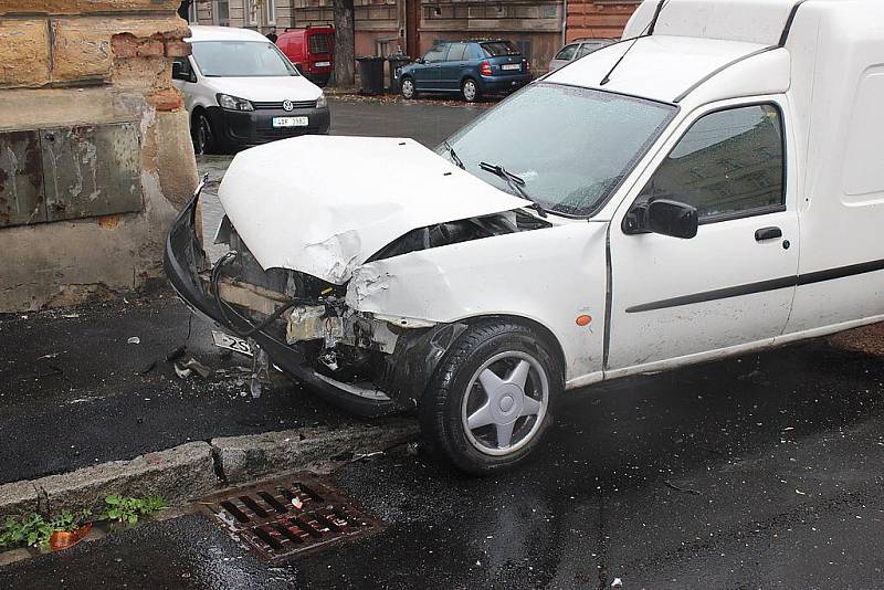 Nehoda auta a trolejbusu na křižovatce ulic Plachého a Koprníkova