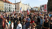 Demonstrace proti Andreji Babišovi na náměstí Republiky v Plzni.