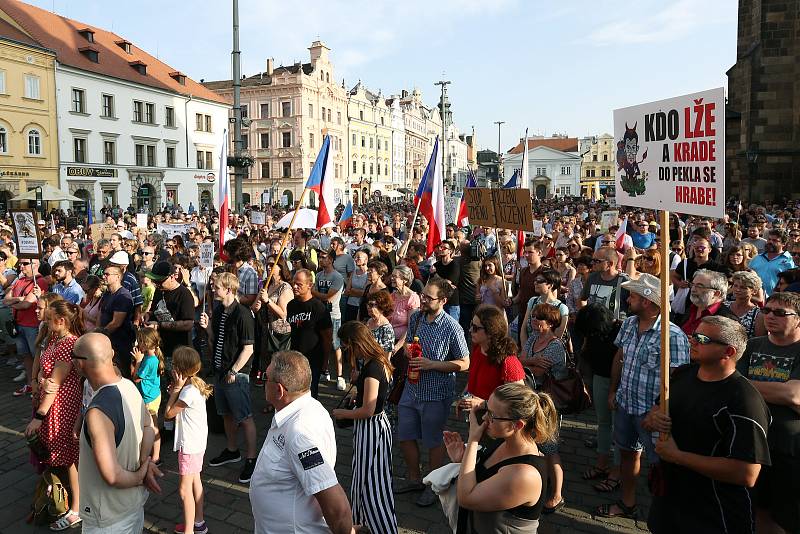 Demonstrace proti Andreji Babišovi na náměstí Republiky v Plzni.