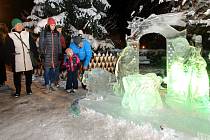 Ledový betlém v Habrmannově parku na Doubravce bude k vidění díky mrazivému počasí déle.