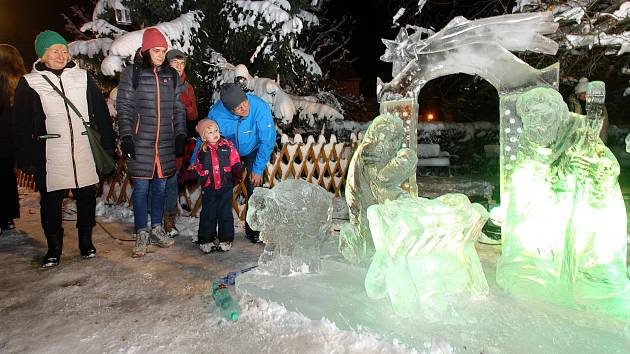 Ledový betlém v Habrmannově parku na Doubravce bude k vidění díky mrazivému počasí déle.