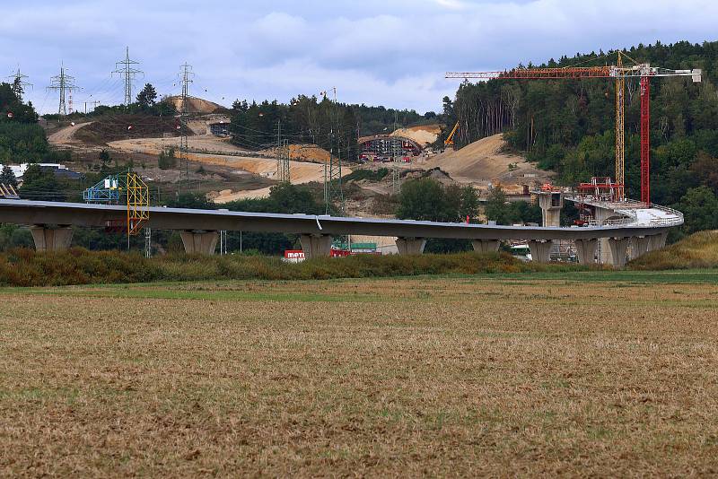 Západní okruh - komunikace propojující Domažlickou a Karlovarskou silnici, navržena v dvoupruhovém uspořádání o celkové délce 5,9 km. Ve výstavbě je II. etapa z Křimic na Košutku. Zároveň jsou budovány nové cyklostezky i biokoridory pro přechod zvěře.