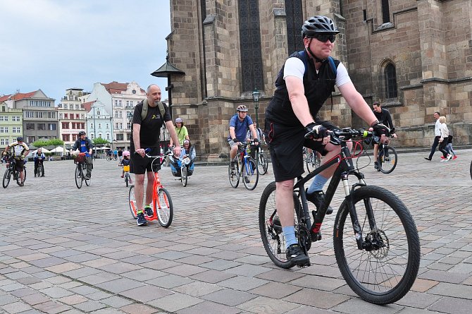 Cyklojízdou v ulicích Plzně chtěli její účastníci upozornit na problémy cestování městem na kole
