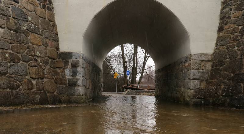 Pod železničním viaduktem u Chodové Plané se vylil Senný potok na cyklostezku. Zde má svůj vliv na zvýšenou hladinu i činnost bobra evropského. Pro pěší zde městys Chodová Plané zřídil provizorní zvýšený chodník vytvořený ze zatravňovacích dlaždic.