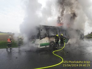 Požár autobusu u Kotousova.