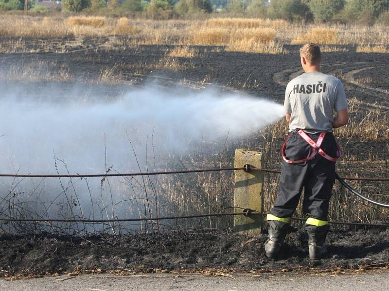 Požár na poli a v areálu Na Lopatárně