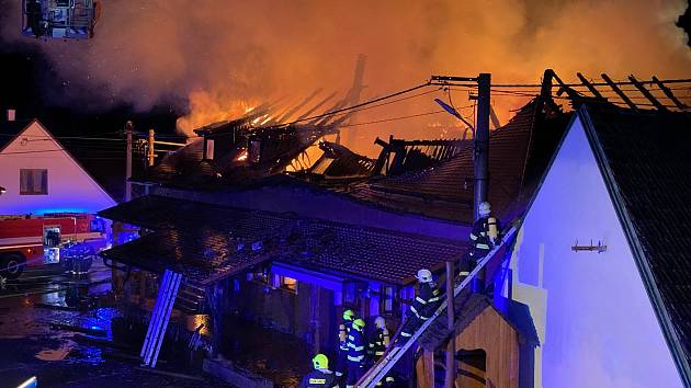 Požár restaurace Angusfarm v Soběsukách. Foto: Hasiči Plánice