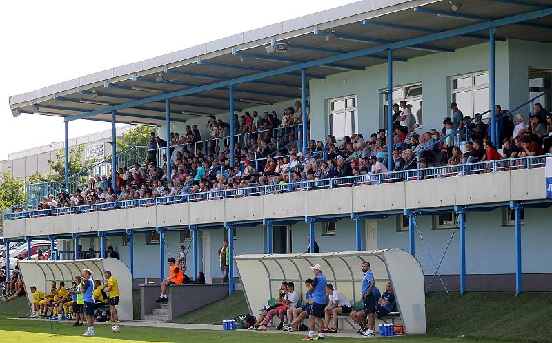 Fotbalisté FK ROBSTAV Přeštice (na snímku hráči ve žlutých dresech z podzimního utkání proti Domažlicím).