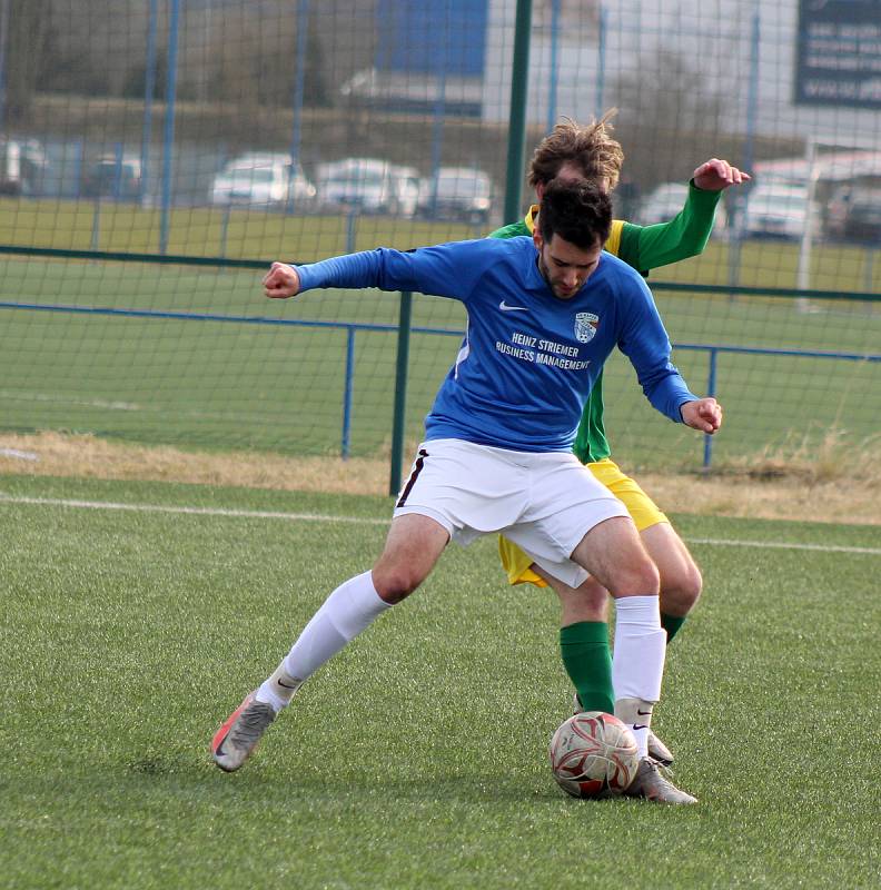 Fotbalisté plzeňského Rapidu (na archivním snímku hráči v modrých dresech) porazili Chotíkov. Naopak Tlumačov (zelení) doma utrpěl debakl, Zruči podlehl 1:5.