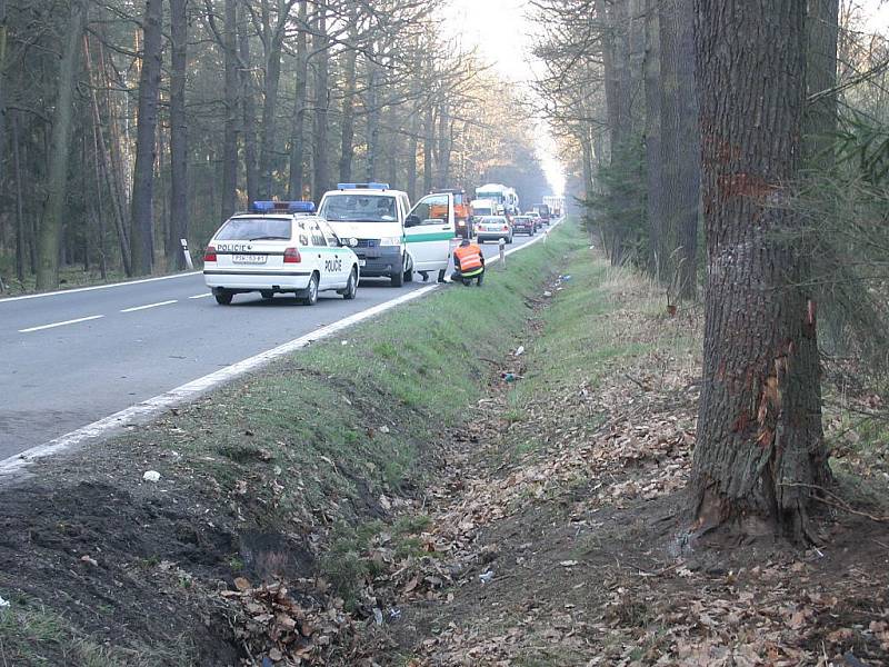 Policie zajistila místo nehody. Vpravo je vidět strom, od kterého se auto odrazilo