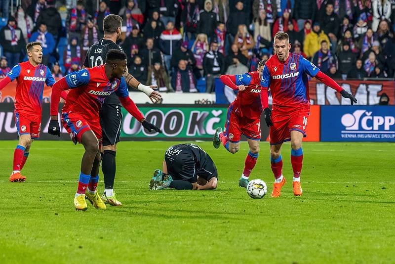 Fotbalisté Viktorie Plzeň podlehli na úvod ligového jara doma nečekaně Hradci Králové 1:2.