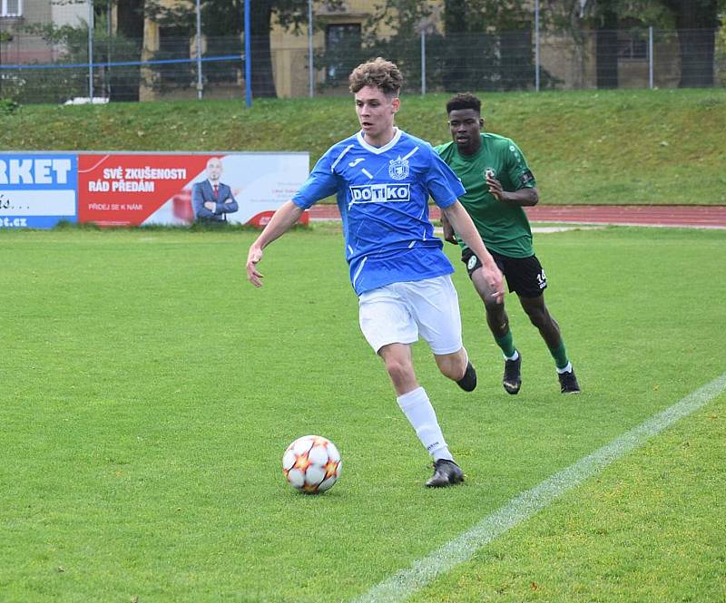 11. kolo FORTUNA divize A: TJ Jiskra Domažlice B (na snímku fotbalisté v modrých dresech) - FK VIAGEM Příbram B 2:5 (1:2).