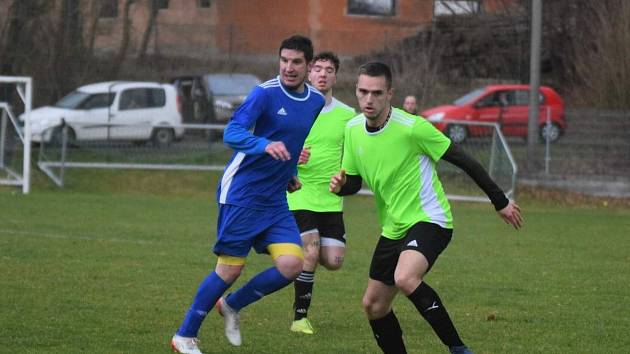 I. B třída, skupina B (15. kolo): SK Bolešiny (na snímku fotbalisté v modrých dresech) - TJ Sokol Štěnovice (zelení) 4:0.