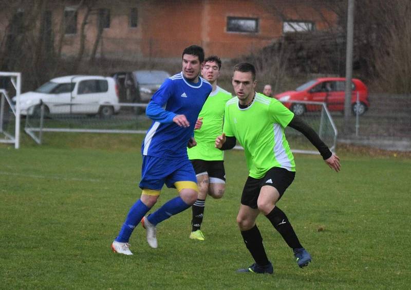 I. B třída, skupina B (15. kolo): SK Bolešiny (na snímku fotbalisté v modrých dresech) - TJ Sokol Štěnovice (zelení) 4:0.