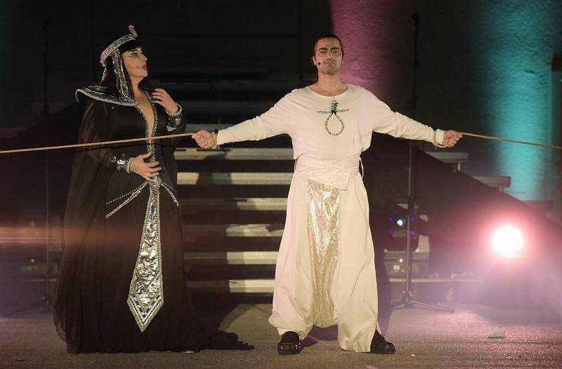 Eva Urbanová (Amneris), Paolo Lardizzone (Radames).