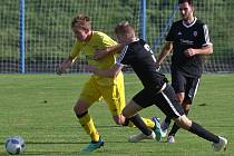 Fotbalisté TJ Sokol Lhota (na archivním snímku hráči ve žlutých dresech) prohráli ve středu večer s plzeňským Rapidem těsně 1:2.