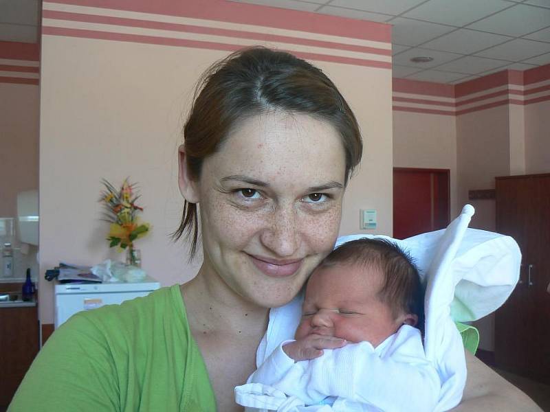 Dvouletá Adélka se už moc těšila na brášku Petříka (3,62 kg, 50 cm), který se narodil rodičům Dianě a Petru Janouškovcovým z Tachova 25. 6. ve 22.55 hod. ve FN v Plzni