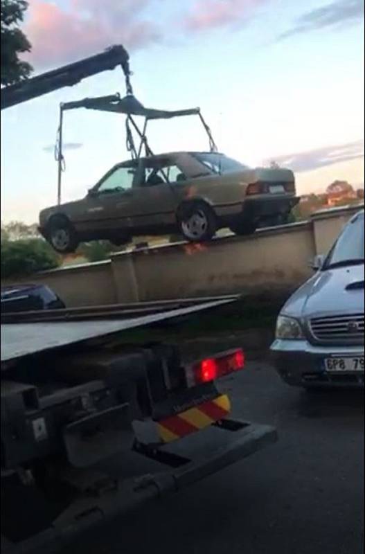 Na opravu mercedesu čekal jeho majitel přes rok, pak ho našel na ulici. Raději si ho nechal odtáhnout na svůj pozemek. Radost ze stavu svého vozu, který stál také na ulici, neměl ani druhý majitel.