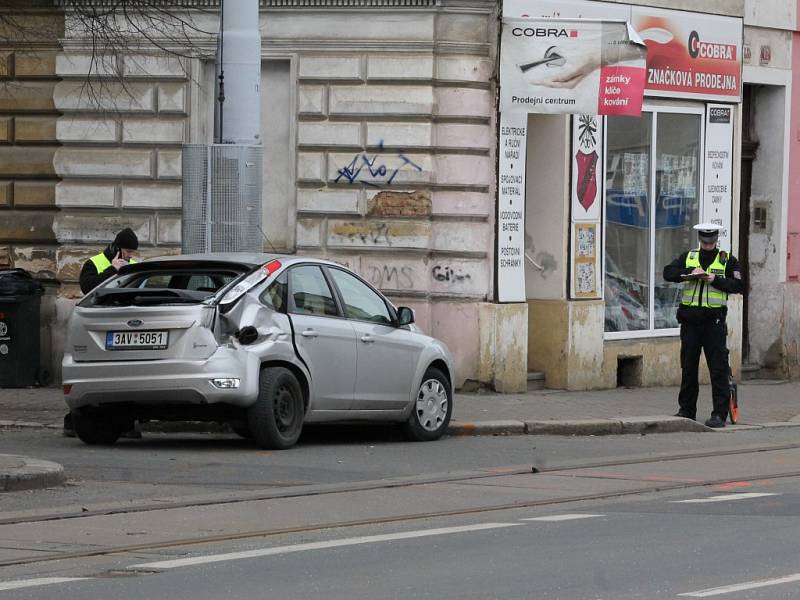 Následky nehody auta a tramvaje na Slovanské třídě