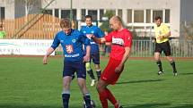 Fotbalisté FK Tachov (na archivním snímku hráči v modrých dresech) opouští I. A třídu a v příští sezoně si zahrají krajský přebor.