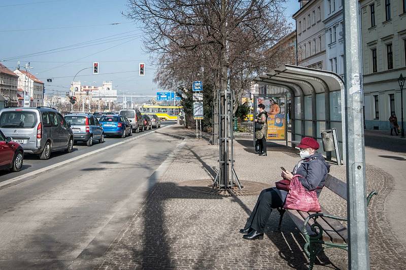 Povinné nošení respirátorů FFP2 v MHD a obchodech v centru Plzně.