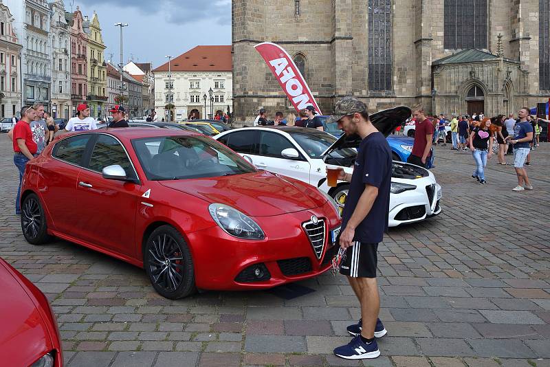 Sraz automobilů značky Alfa Romeo na náměstí Republiky v Plzni.