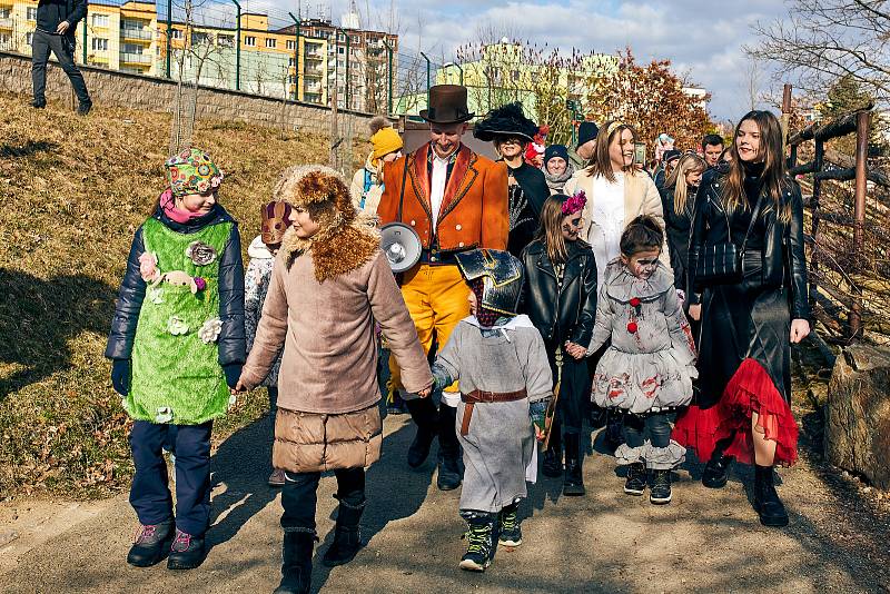 Vyhánění zimy v plzeňské ZOO. Velký průvod masek se vydal ze sídliště Vinice na statek Lüftnerka, kde se odehrály ukázky některých starých lidových zvyků spojených s předjařím, a po té pokračoval Kilometrovkou až před radnici na náměstí Republiky.