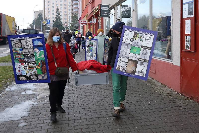 Výstava prací žáků výtvarných oborů plzeňské ZUŠ Trnka ve výlohách obchodů v Zábělské ulici. Děti tvořily v průběhu uplynulého pololetí především v rámci online výuky, doma za zavřenými dveřmi. Díky výstavě si teď jejich práce budou moci prohlédnout obyva