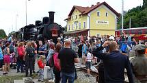Parní vlak s lokomotivou řady 434.2. dovezl mnoho příznivců lokálek na oslavy 120 let lokální trati Pňovany – Bezdružice. Hlavním lákadlem oslav, které pokračují i v neděli, jsou jízdy historickými vlaky.