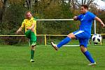 Na jihu Plzeňska podlehly Lužany (na snímku ve žlutých dresech) Dvorci vysoko 0:6 (v modrém).