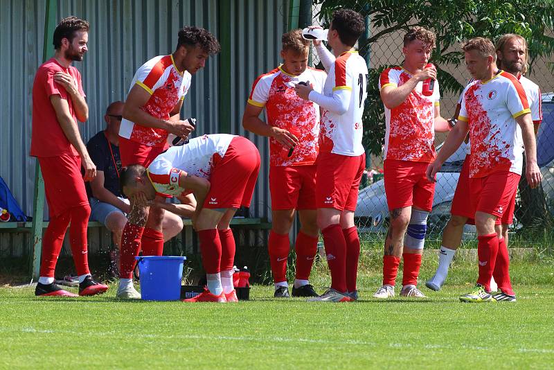 30. kolo KPM: TJ Sokol Lhota (žlutí) - Slavia Vejprnice 1:4.