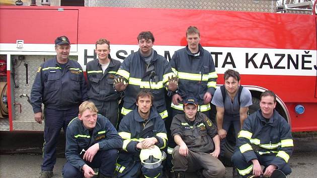Výjezdová jednotka dobrovolných hasičů z Kaznějova, když se vrátila z cvičení v Plasích, po jehož konci začalo opravdu hořet jen několik metrů opodál. Takže z cvičení byl rázem zásah