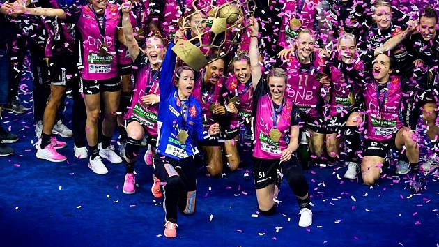 Házenkářky Vipers Kristiansand slaví triumf v Lize mistryň. Markéta Jeřábková (vpravo vpředu) drží trofej pro vítězky. 