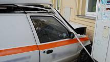 Nehoda policejního auta a pickupu na křižovatce ulic Klatovská a Husova v Plzni. Policisté mířili k případu na Vinicea i když měli zapnuté majáky, tak jejich auto naboural pickup, který vyjížděl na Klatovskou z boční ulice