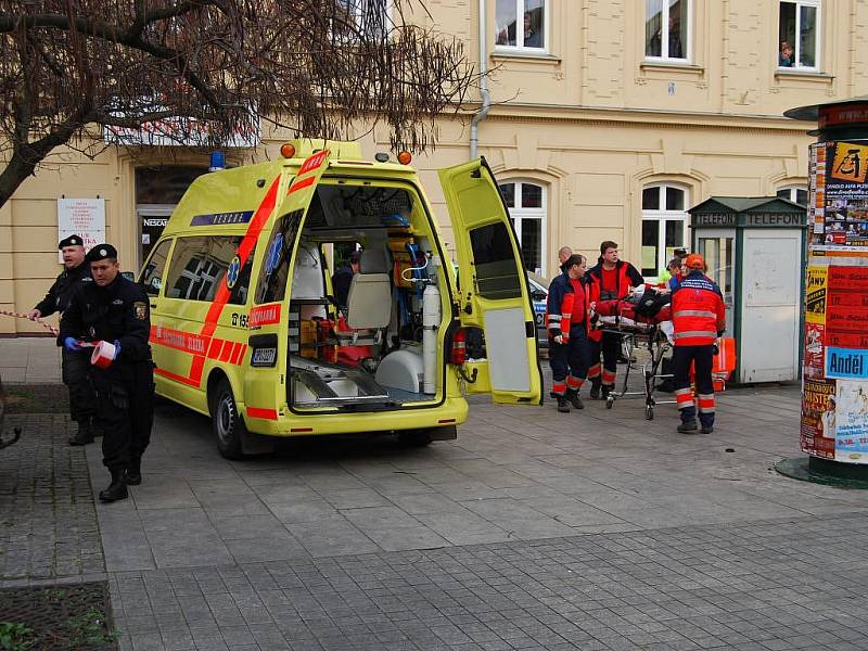 Nehoda policejního auta a pickupu na křižovatce ulic Klatovská a Husova v Plzni. Policisté mířili k případu na Vinicea i když měli zapnuté majáky, tak jejich auto naboural pickup, který vyjížděl na Klatovskou z boční ulice