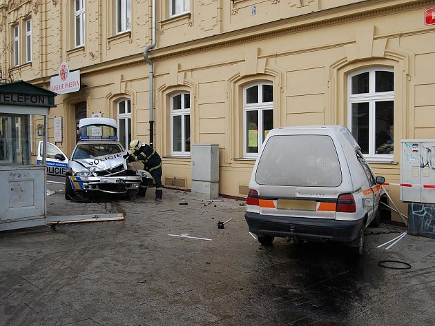 Nehoda policejního auta a pickupu na křižovatce ulic Klatovská a Husova v Plzni. Policisté mířili k případu na Vinicea i když měli zapnuté majáky, tak jejich auto naboural pickup, který vyjížděl na Klatovskou z boční ulice
